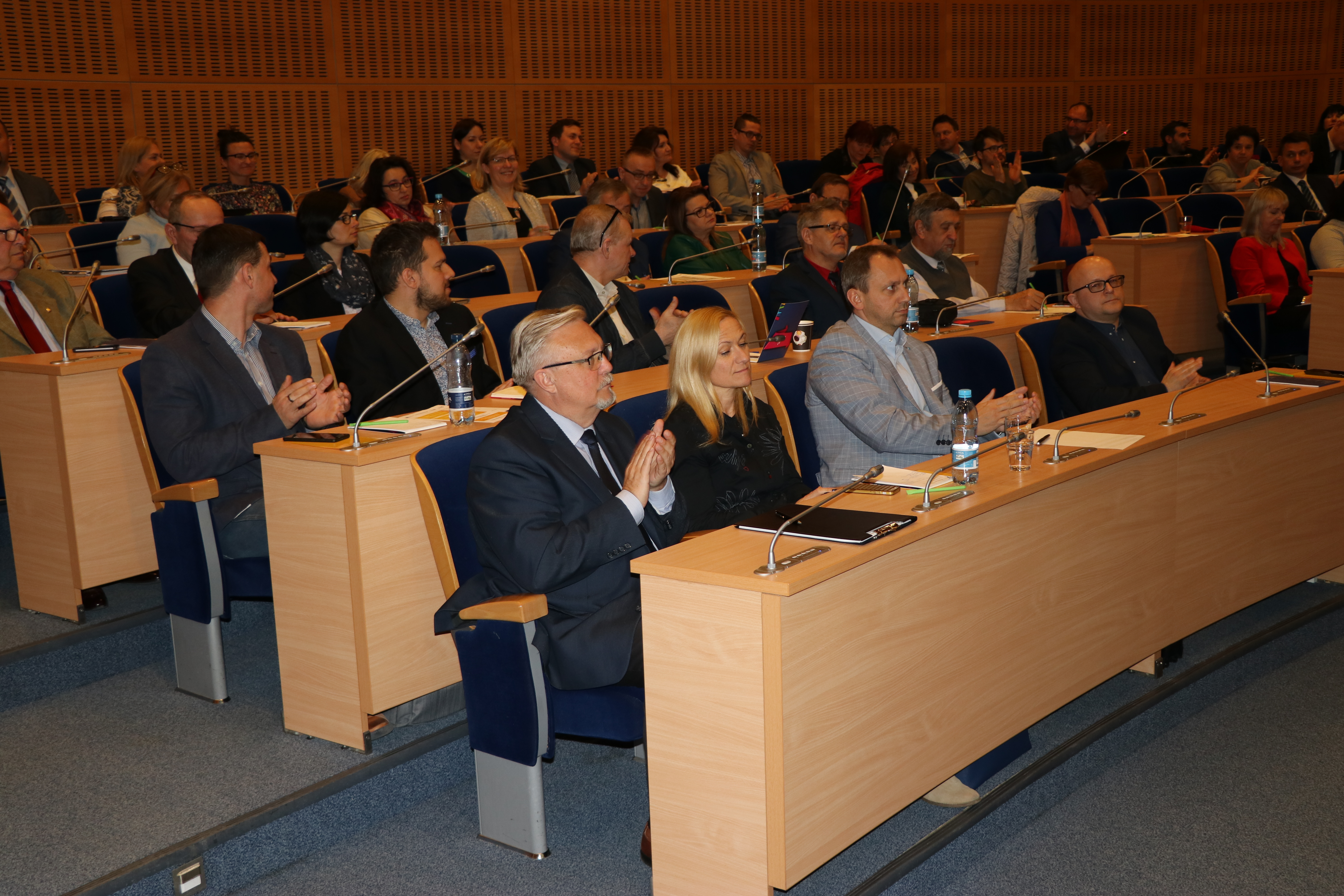 Partnerzy Małopolskiego Partnerstwa na rzecz Kształcenia Ustawicznego podczas obrad w sali sejmiku województwa małopolskiego