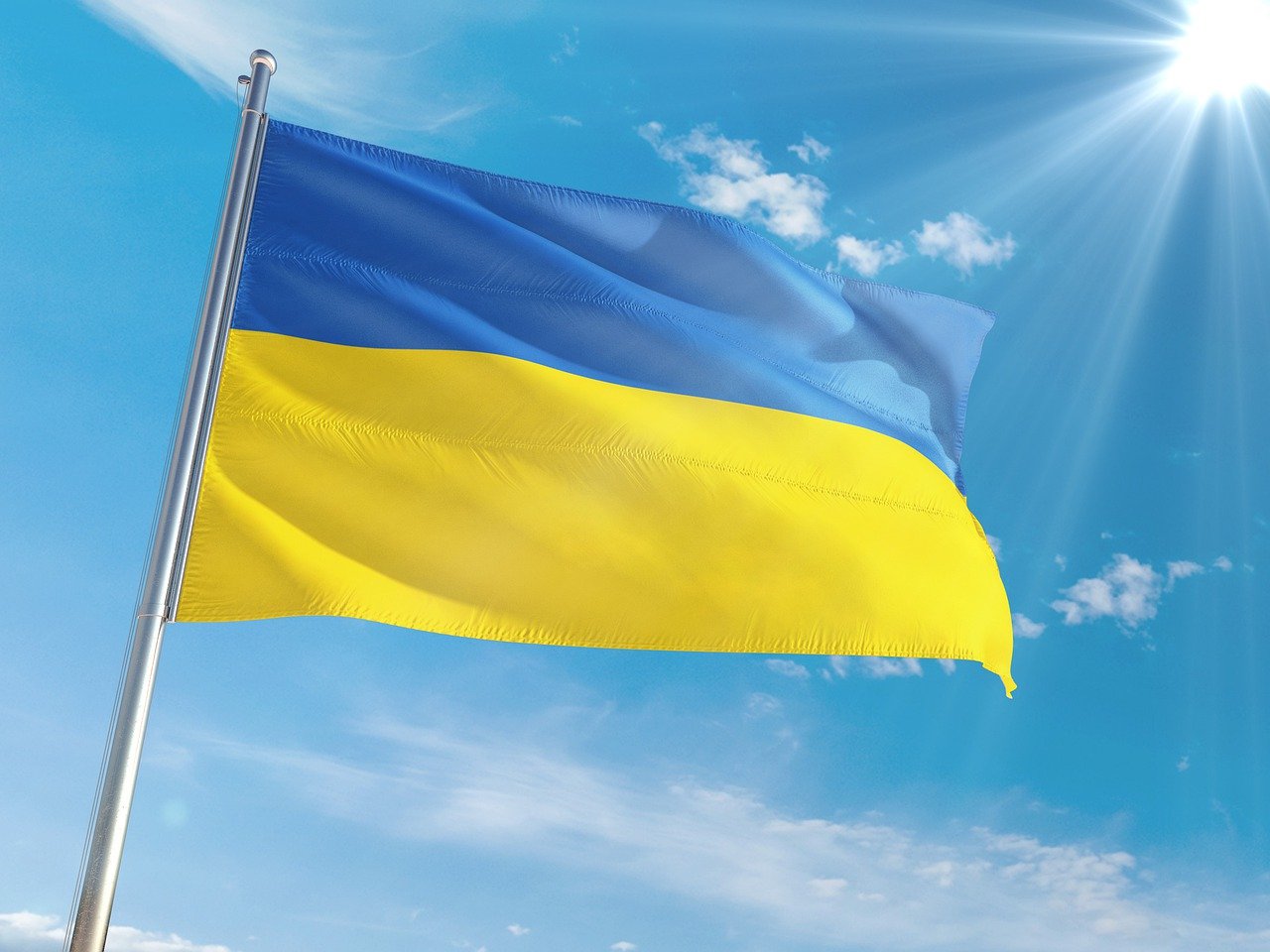 Flaga ukrainy powiewająca na tle bezchmurnego nieba