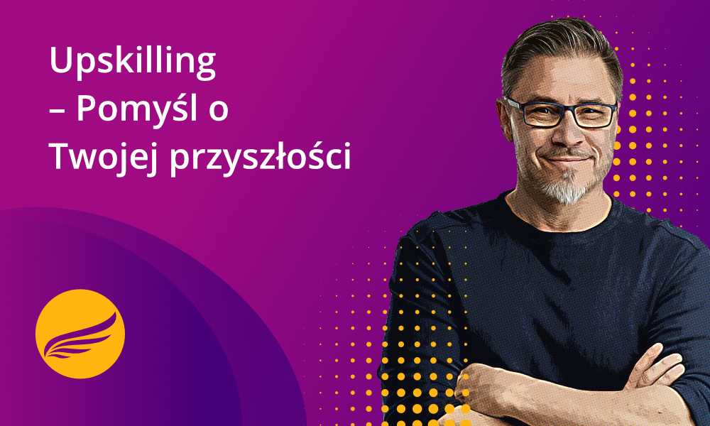 Uśmiechnięty mężczyzna w okularach z napisem Upskilling – Pomyśl o Twojej przyszłości prowadzi do artykułu o upskilling i reskilling