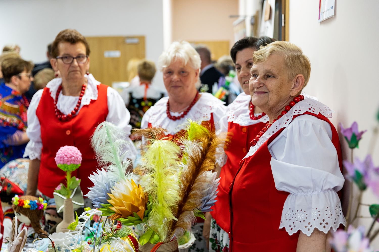 Cztery kobiety w tradycyjnych strojach ludowych z Małopolski