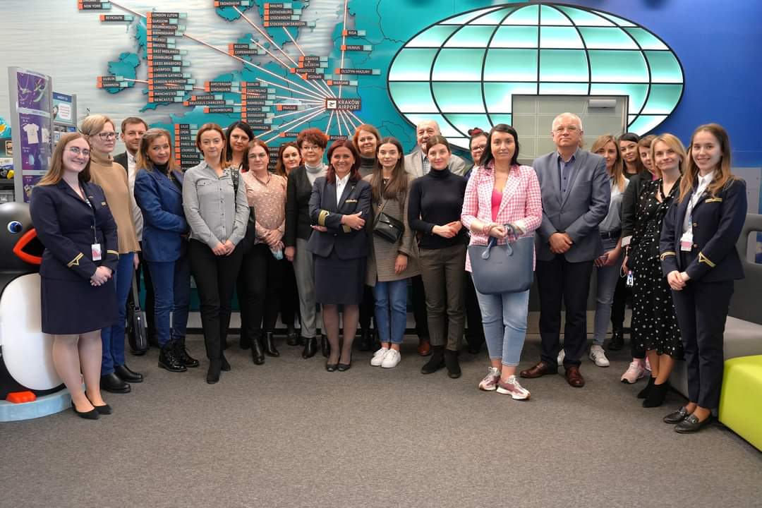 Członkowie Małopolskiego Partnerstwa na rzecz Osób Młodych w Centrum Edukacji Lotniczej wraz z pracownikami Centrum.