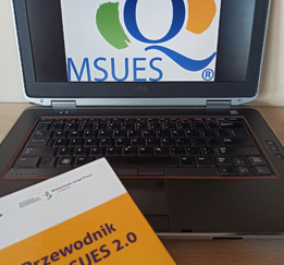 ekran laptopa ze znakiem jakości MSUES
